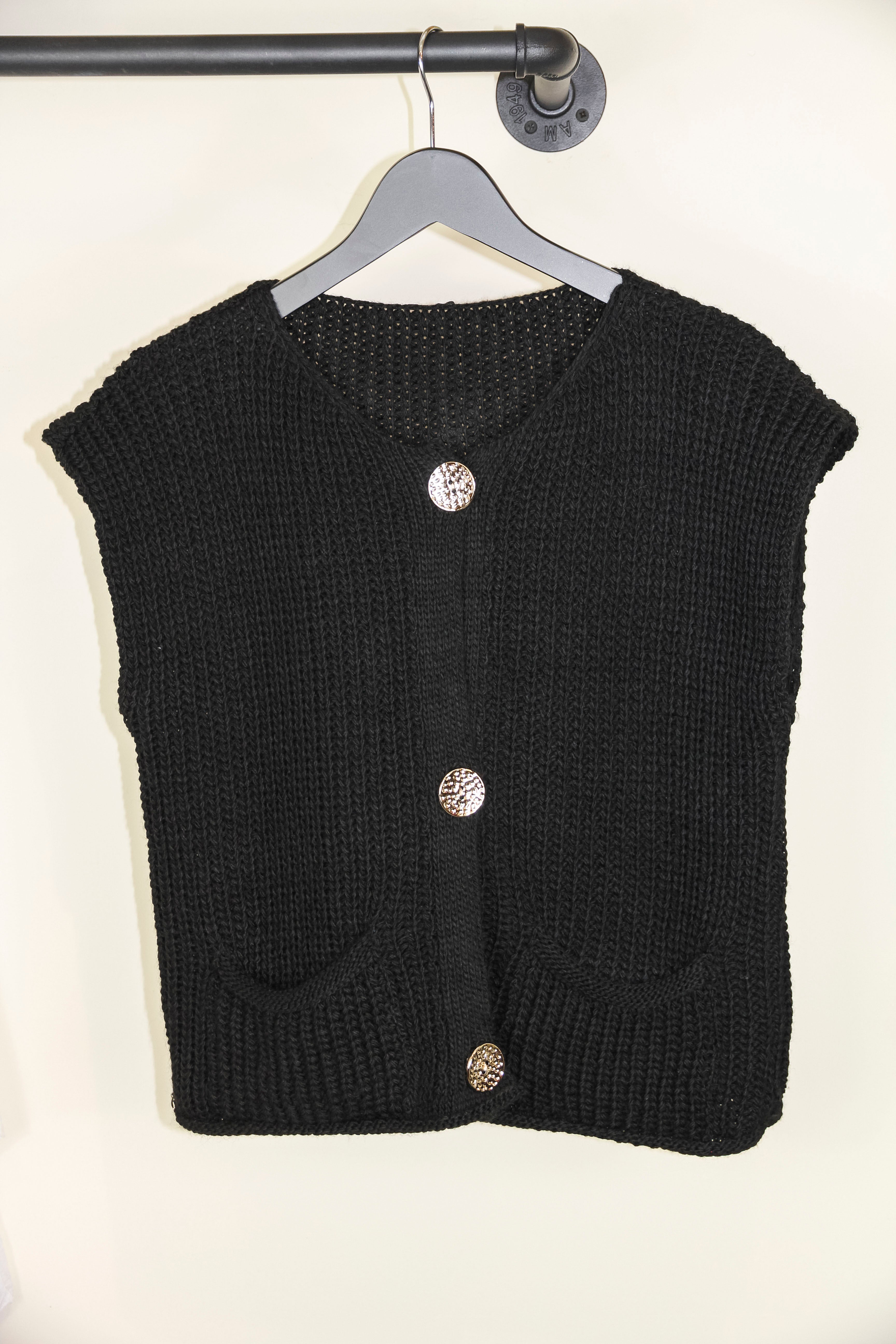 Short knitted vest with pockets
