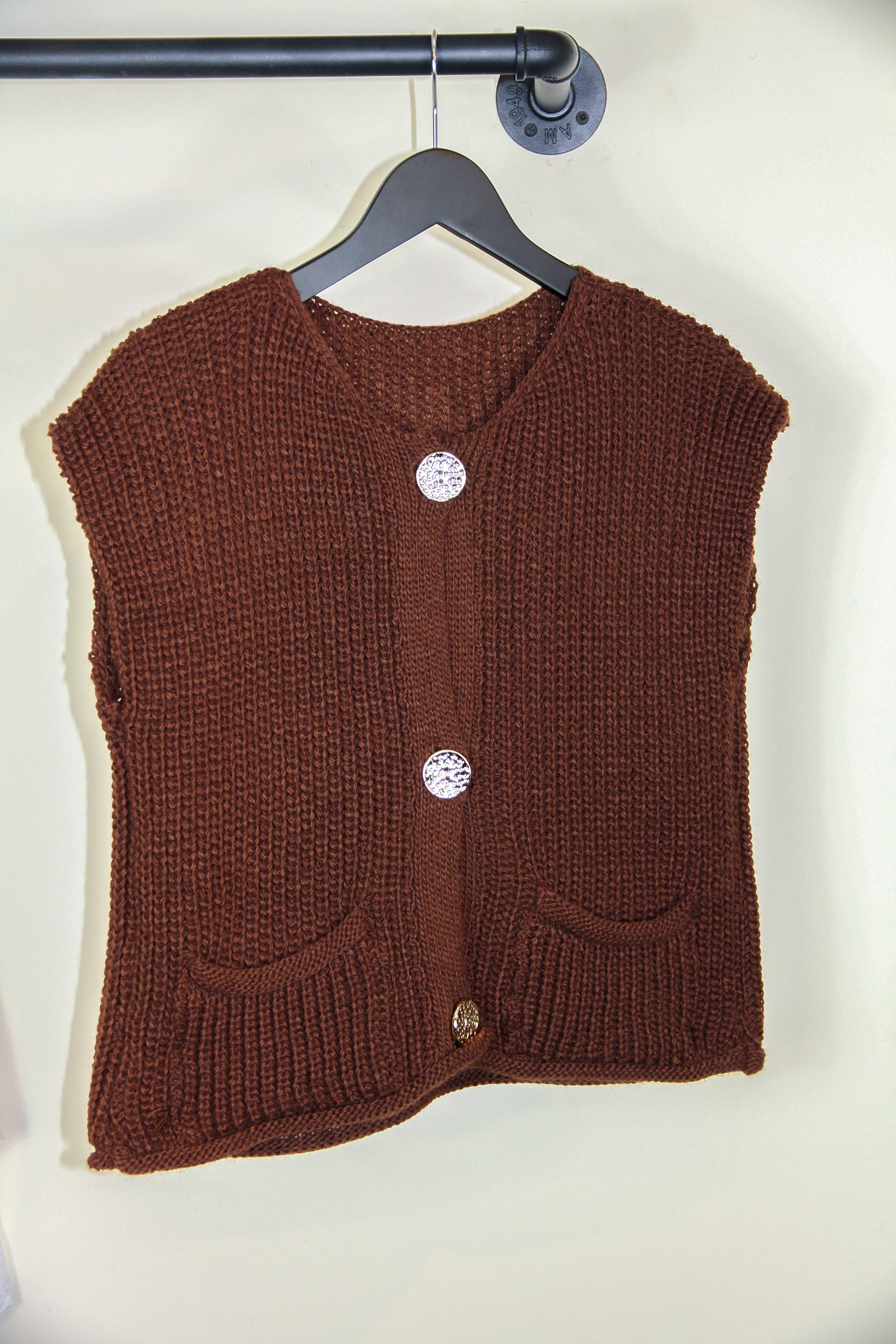 Short knitted vest with pockets