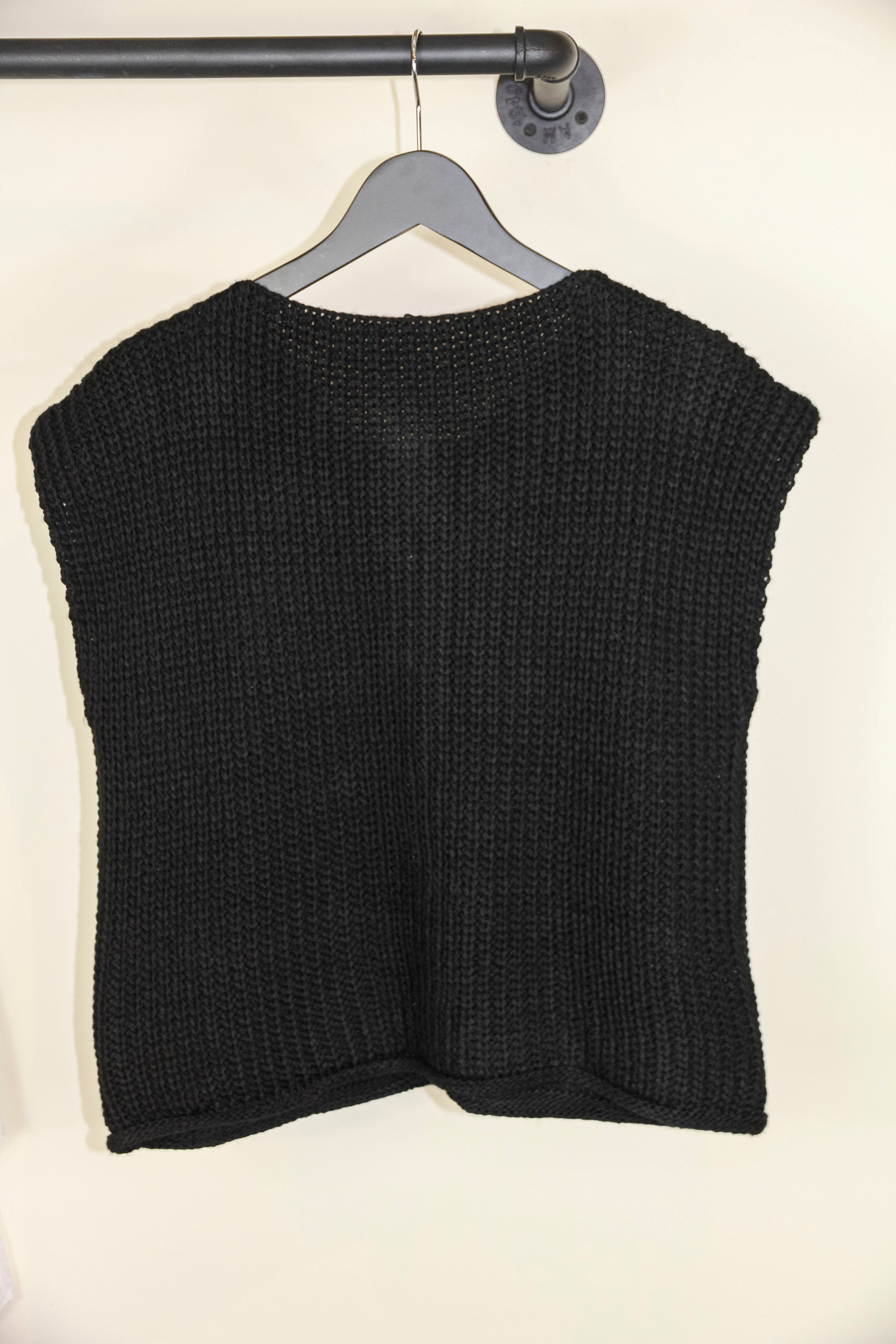 Short knitted vest with pockets