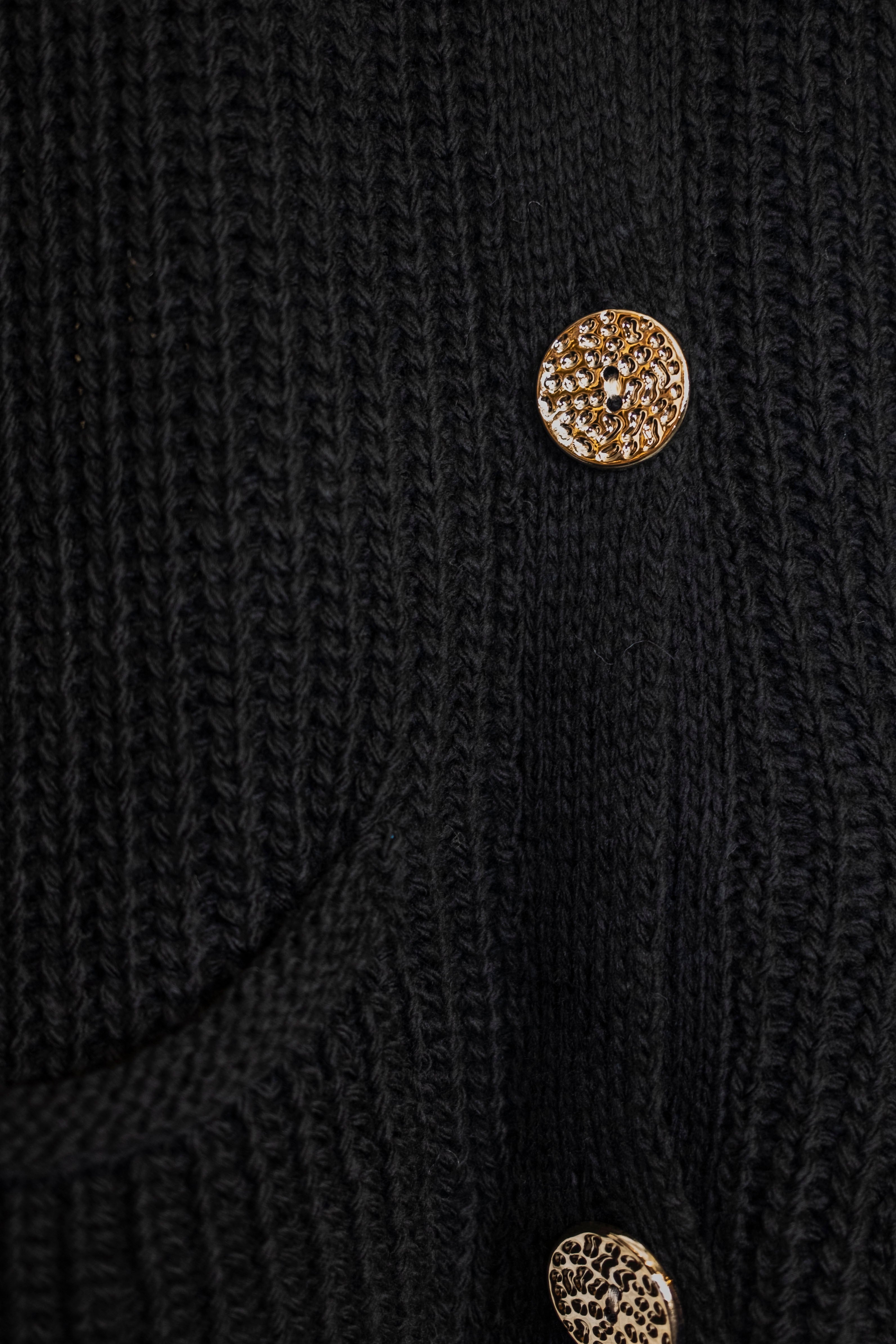 Short knitted vest with pockets