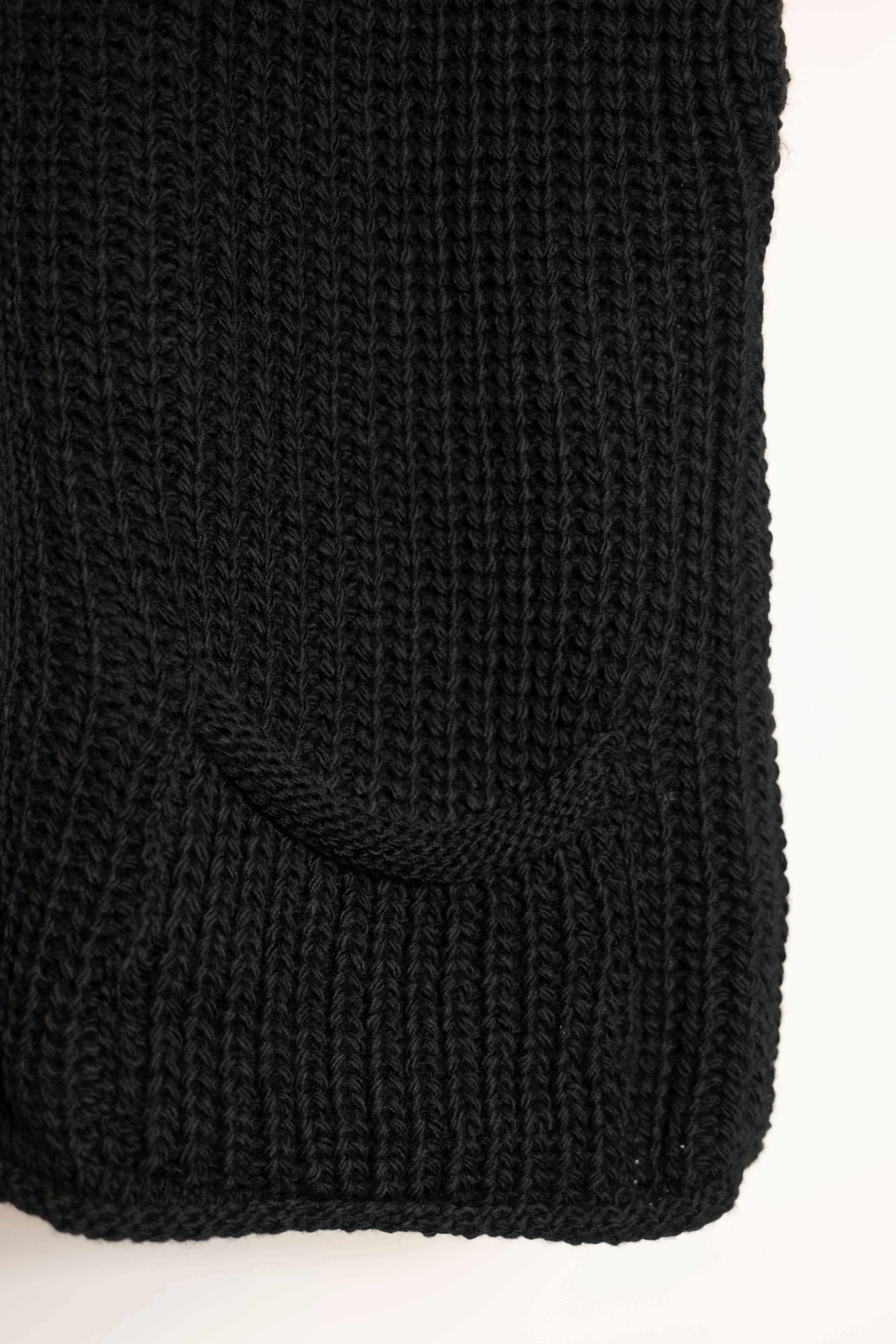 Short knitted vest with pockets
