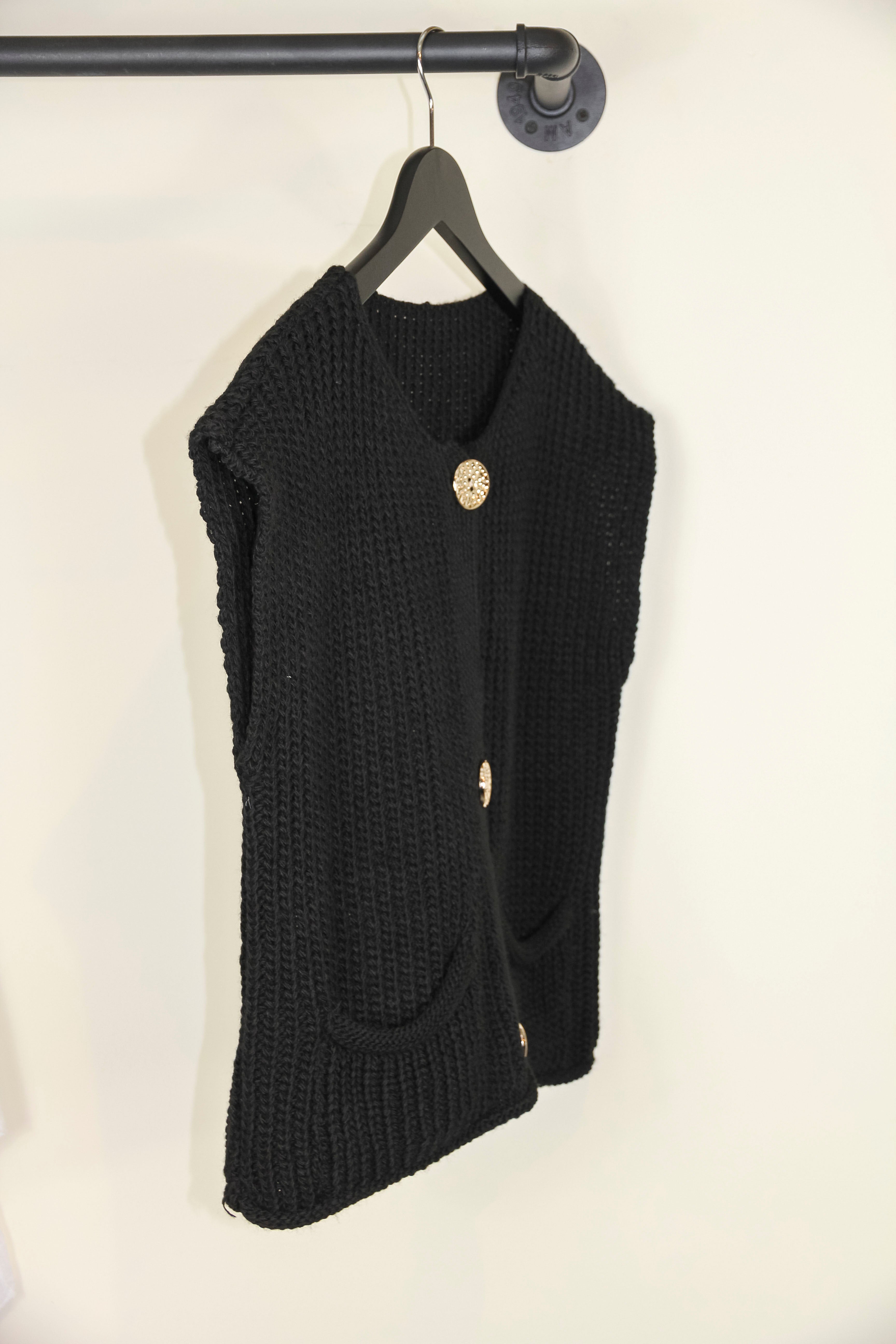 Short knitted vest with pockets
