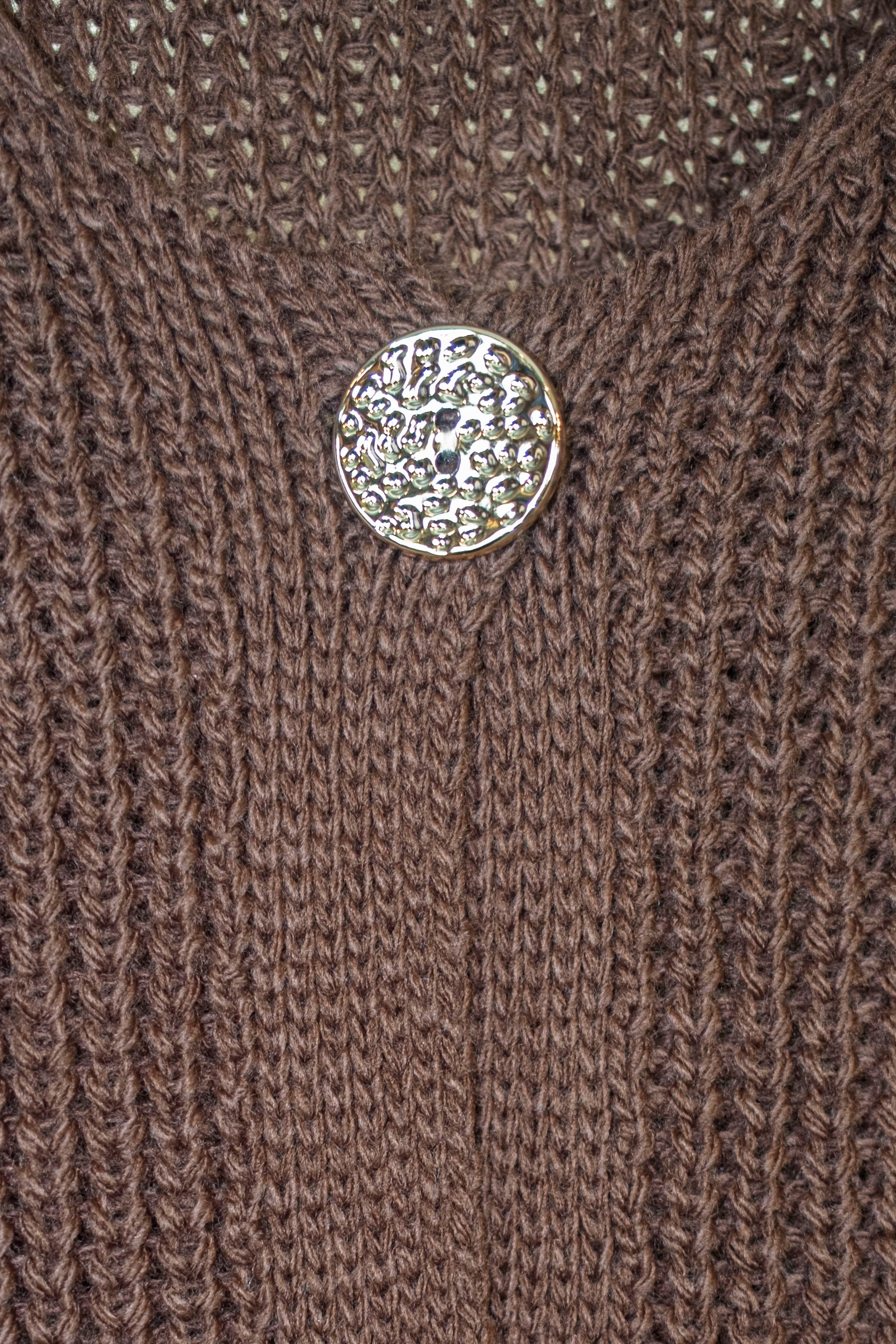 Short knitted vest with pockets