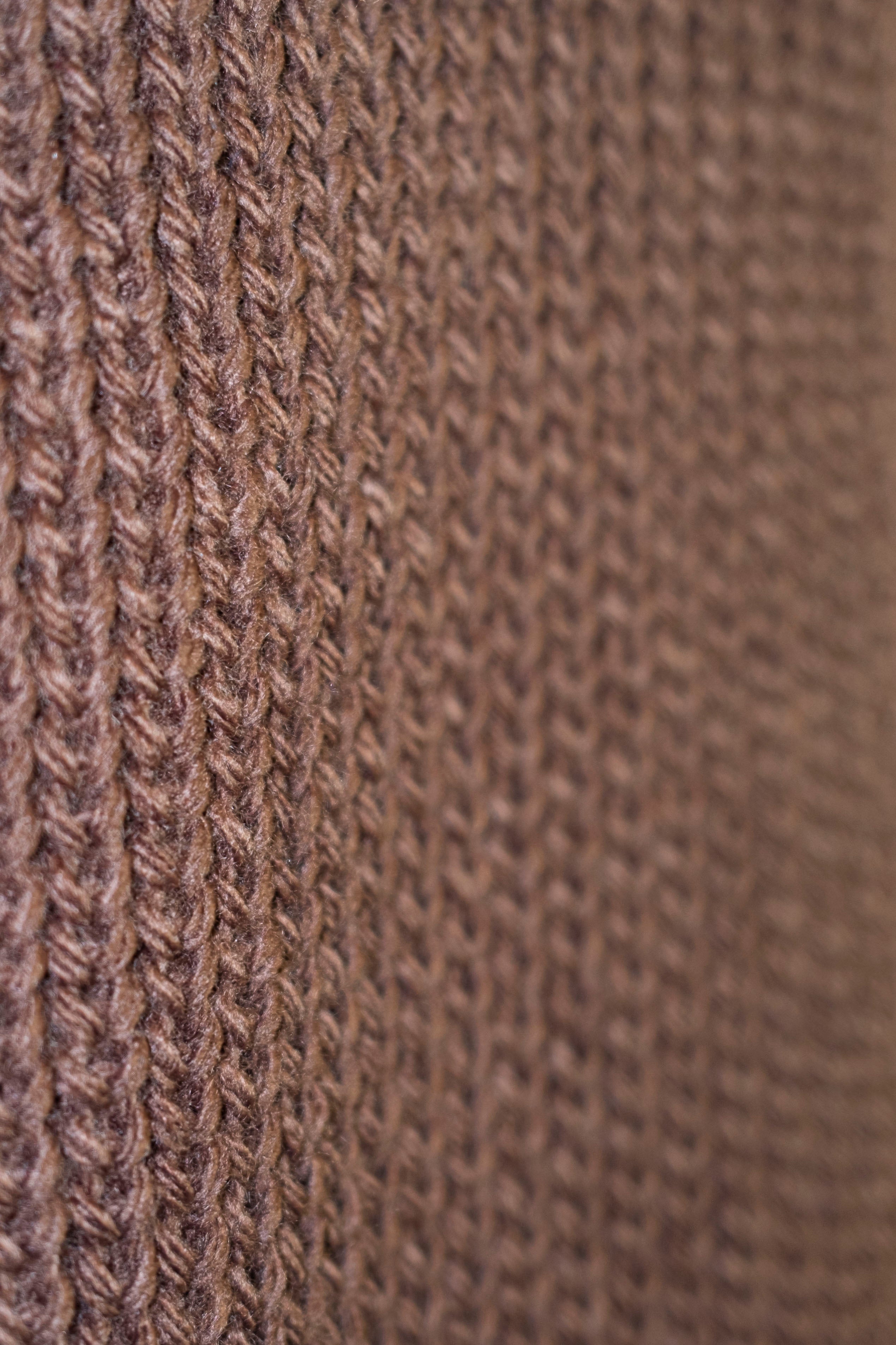 Short knitted vest with pockets