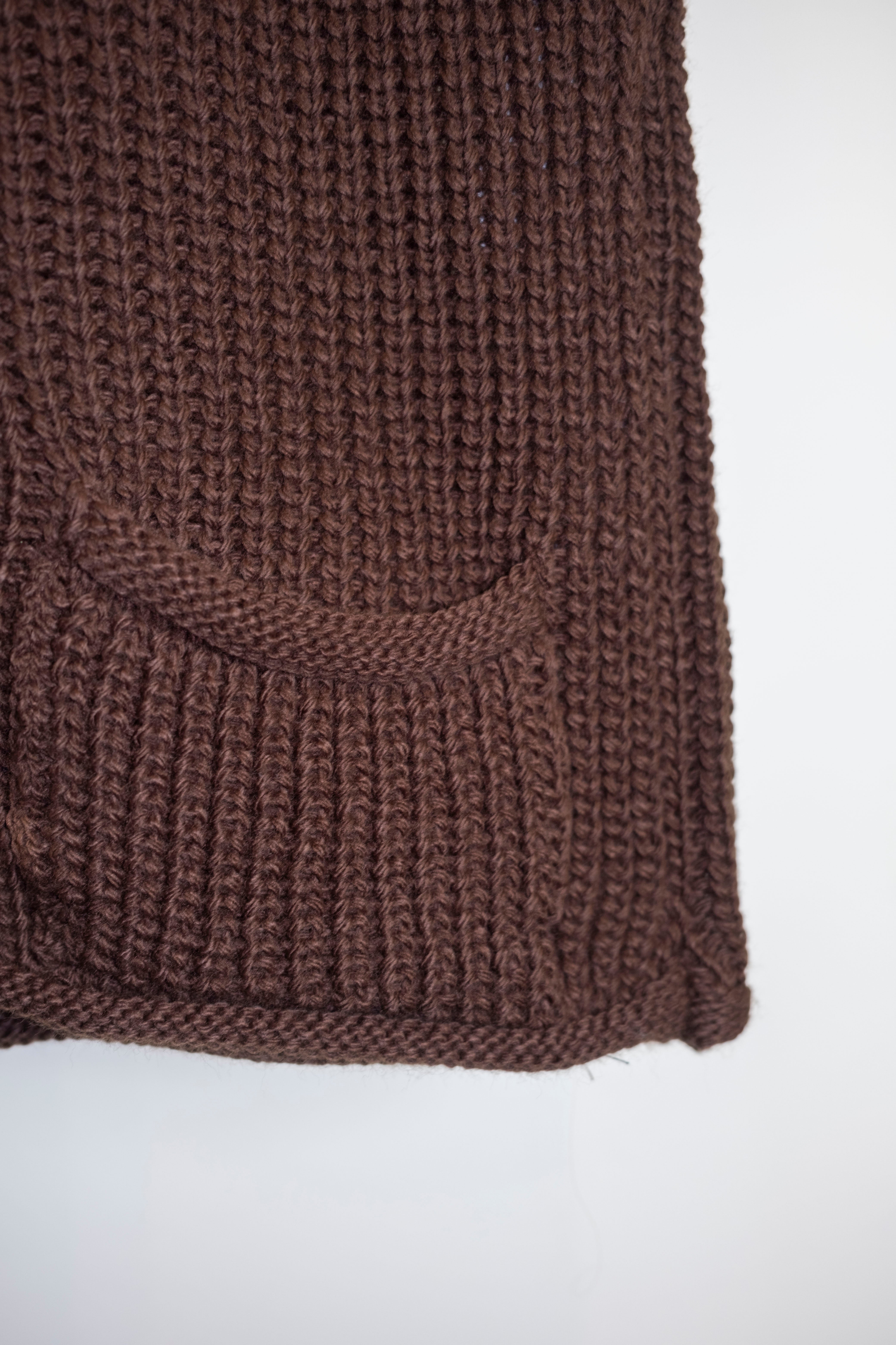 Short knitted vest with pockets