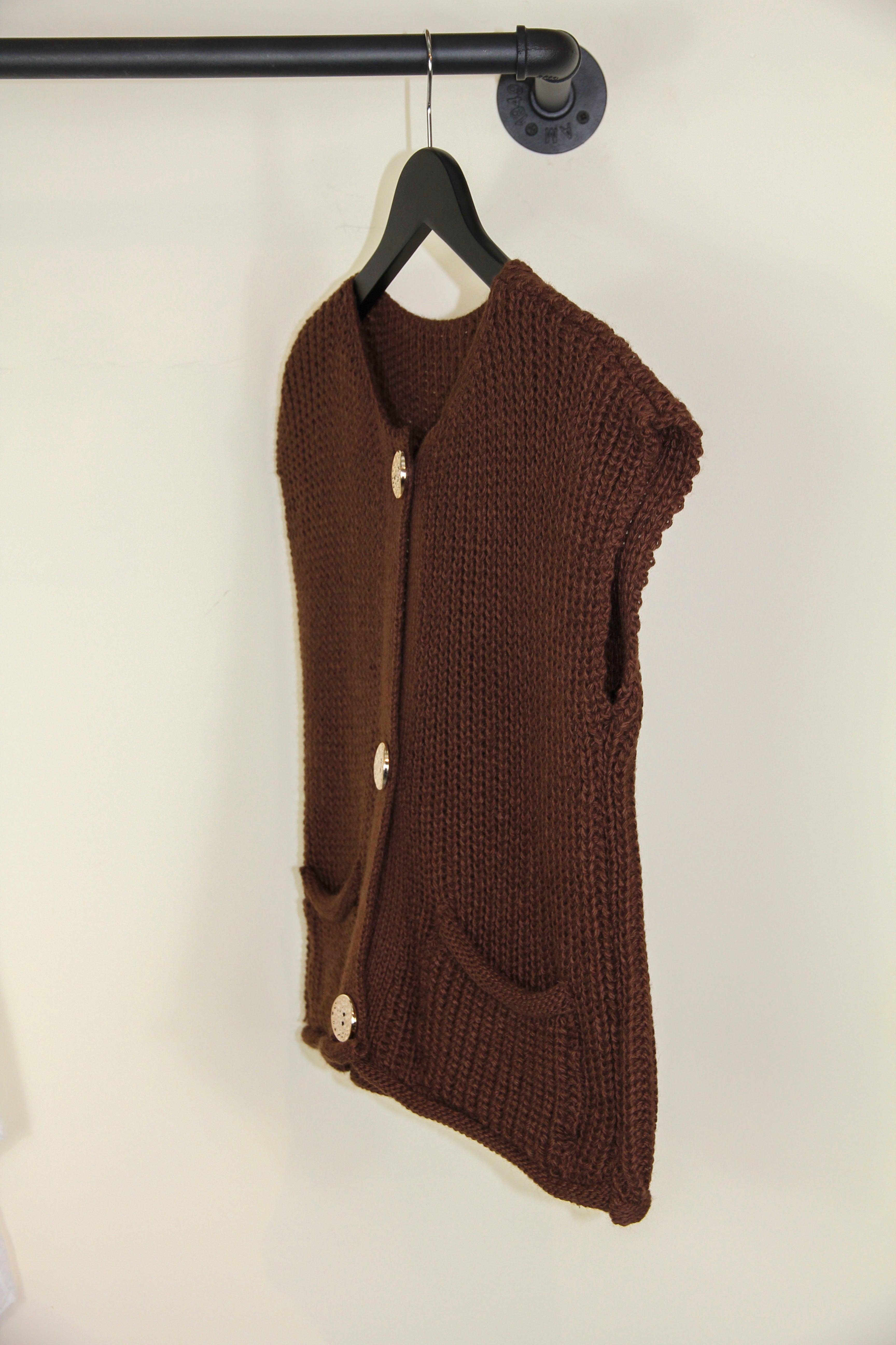Short knitted vest with pockets