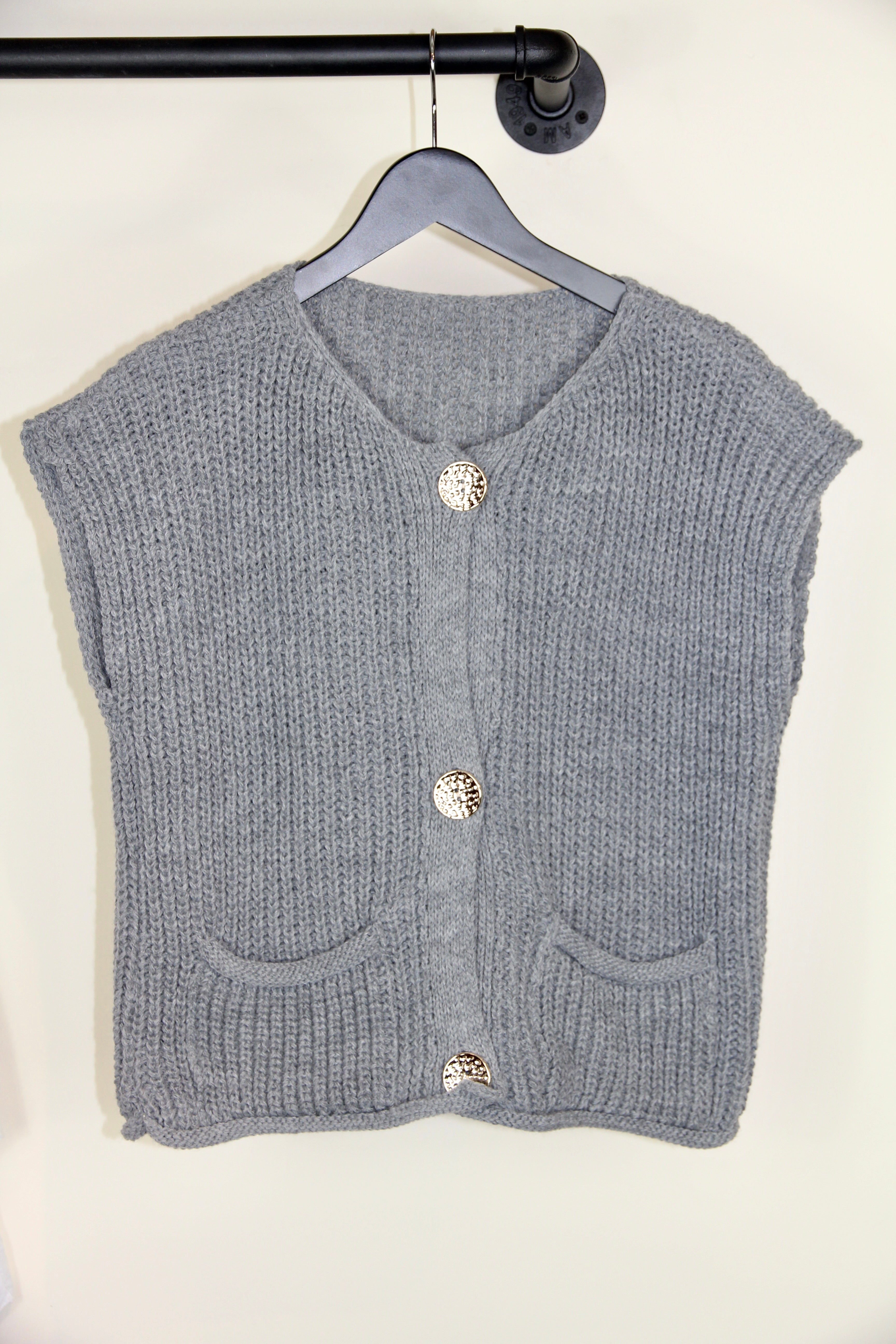 Short knitted vest with pockets