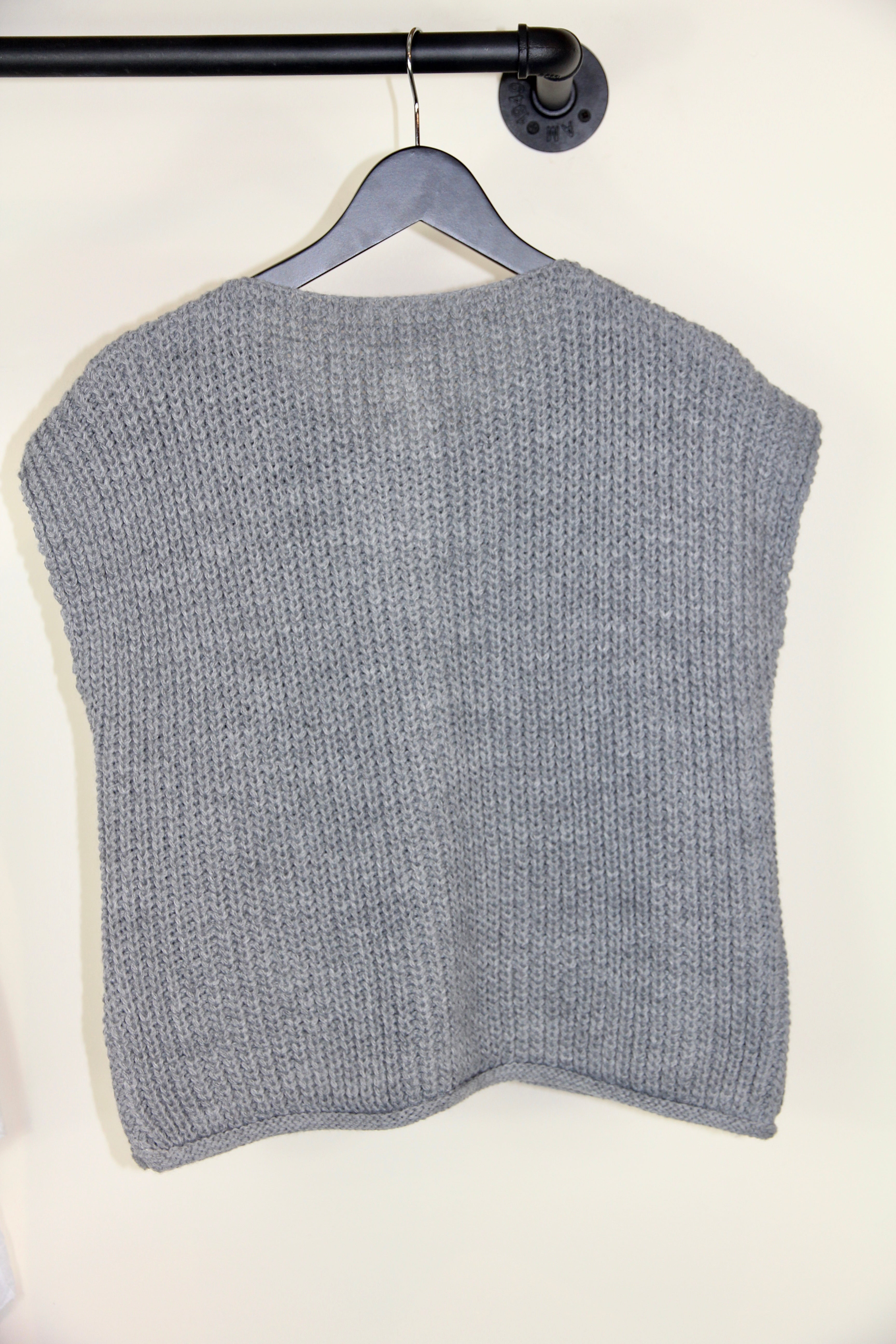 Short knitted vest with pockets