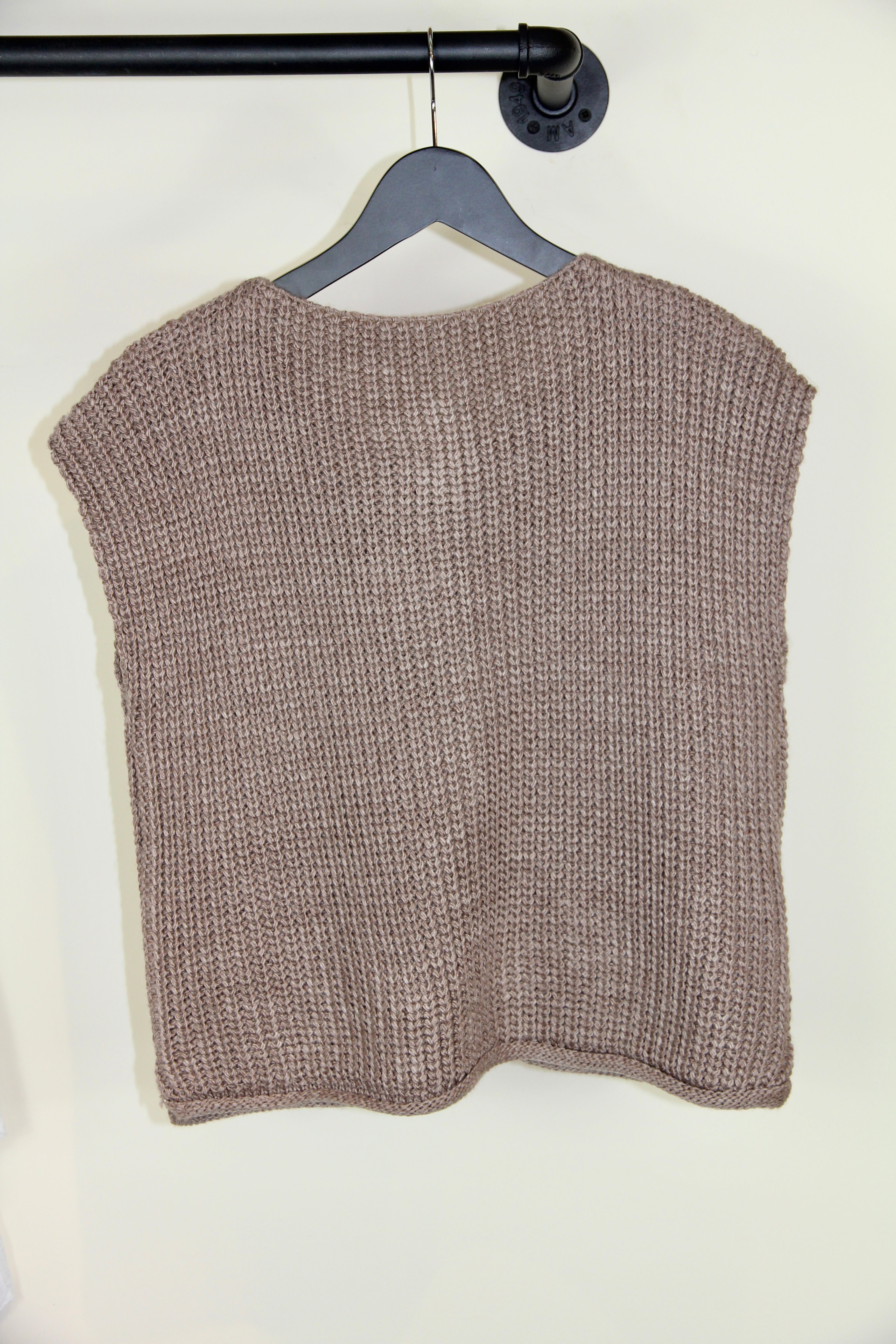 Short knitted vest with pockets