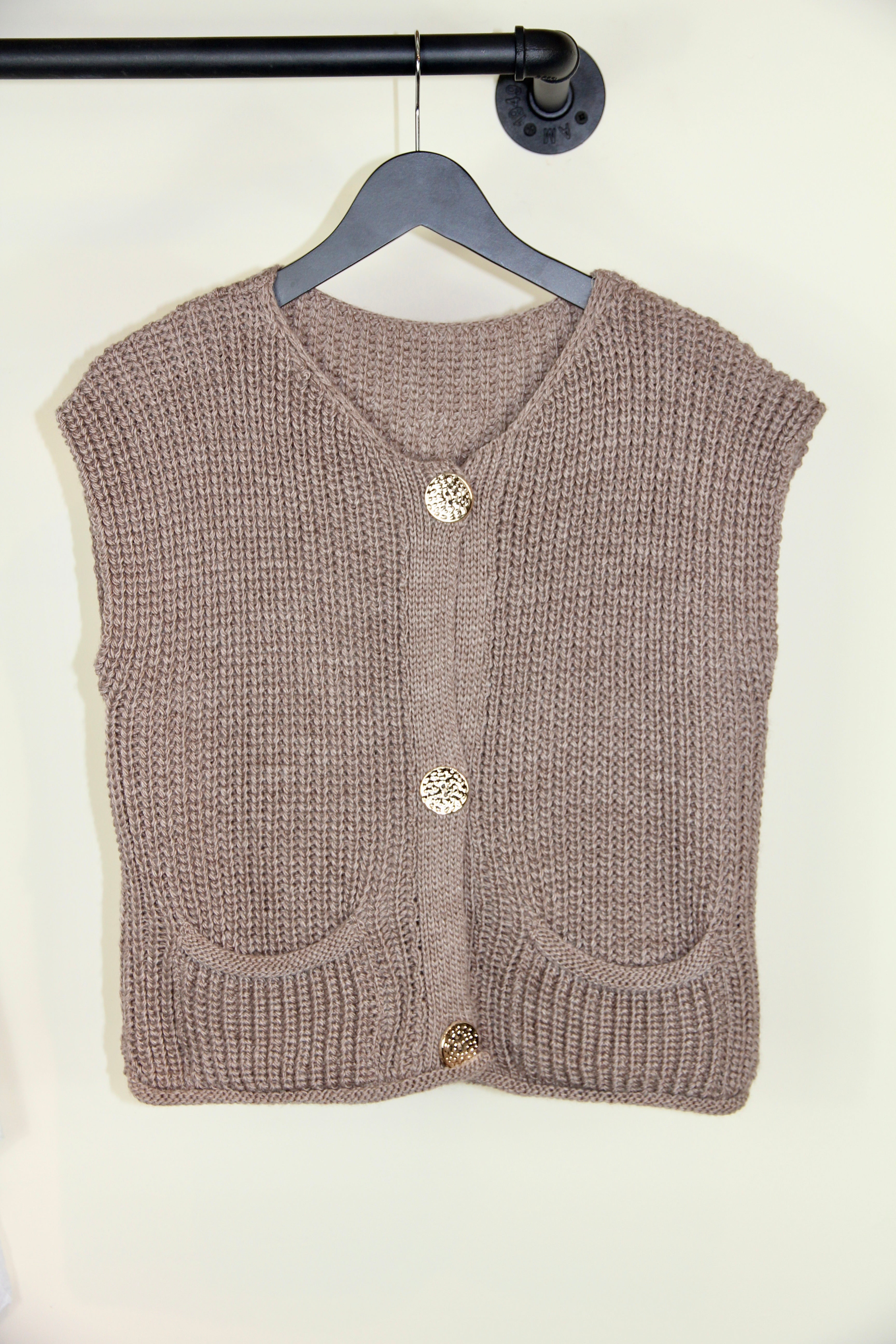 Short knitted vest with pockets