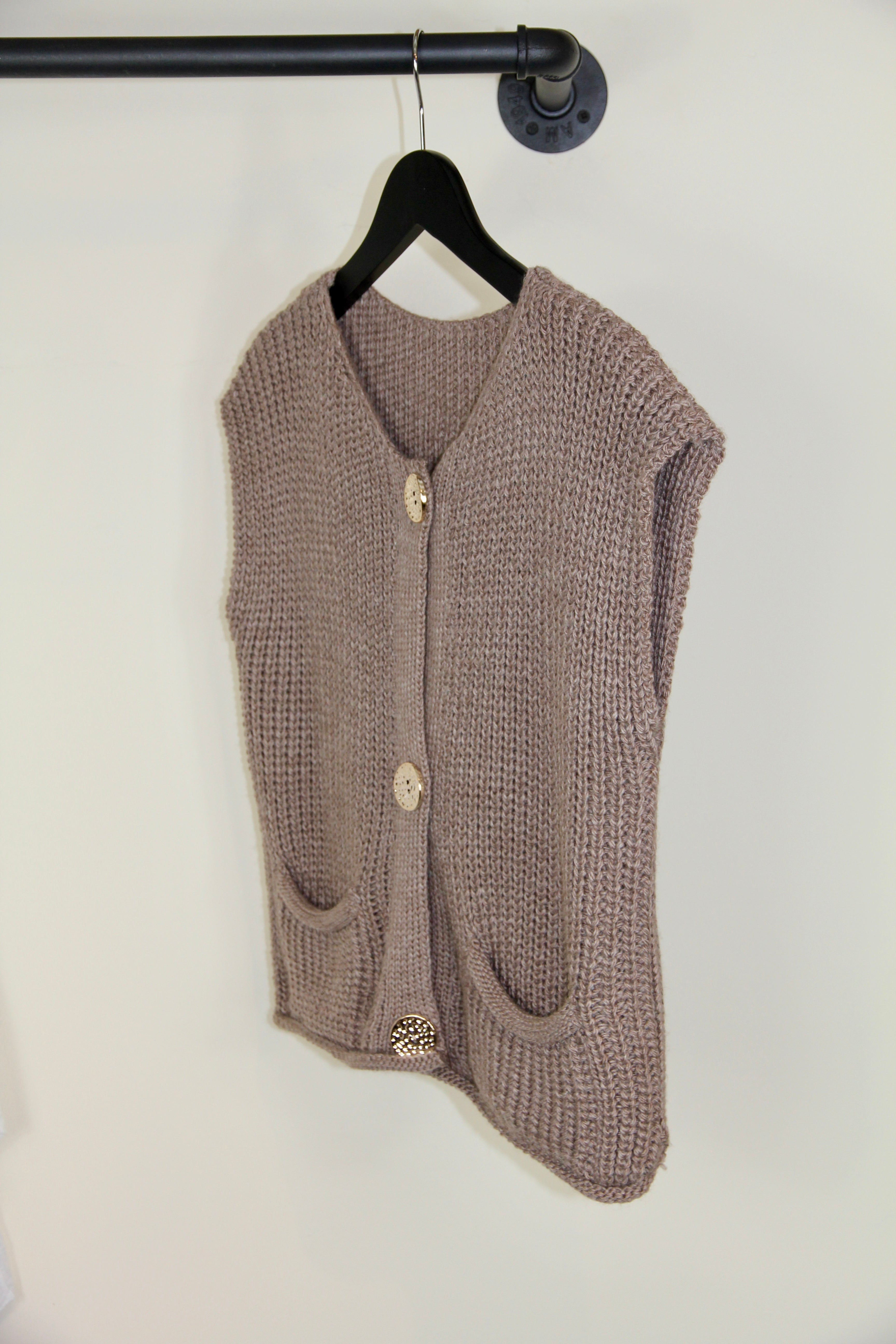 Short knitted vest with pockets