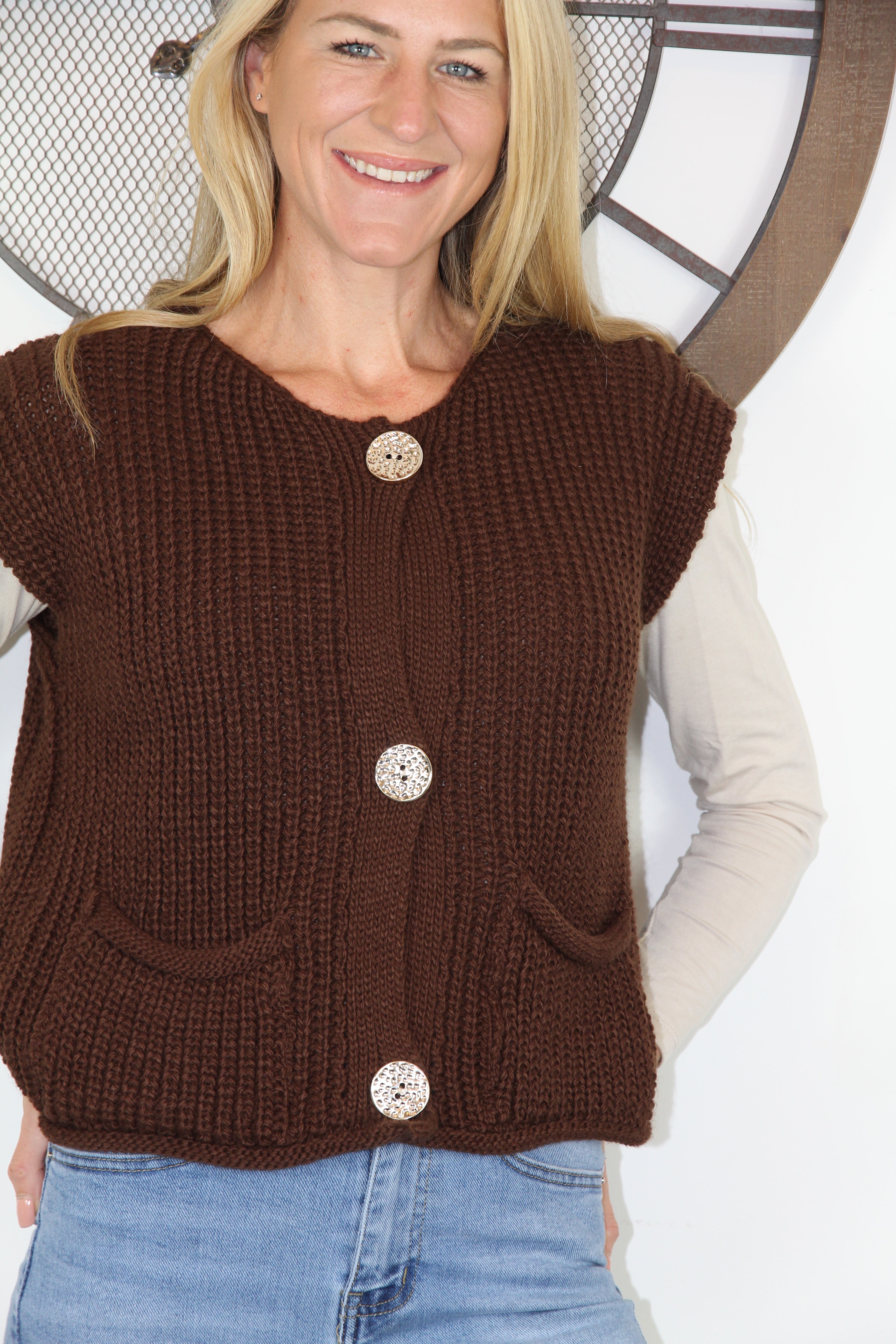 Short knitted vest with pockets