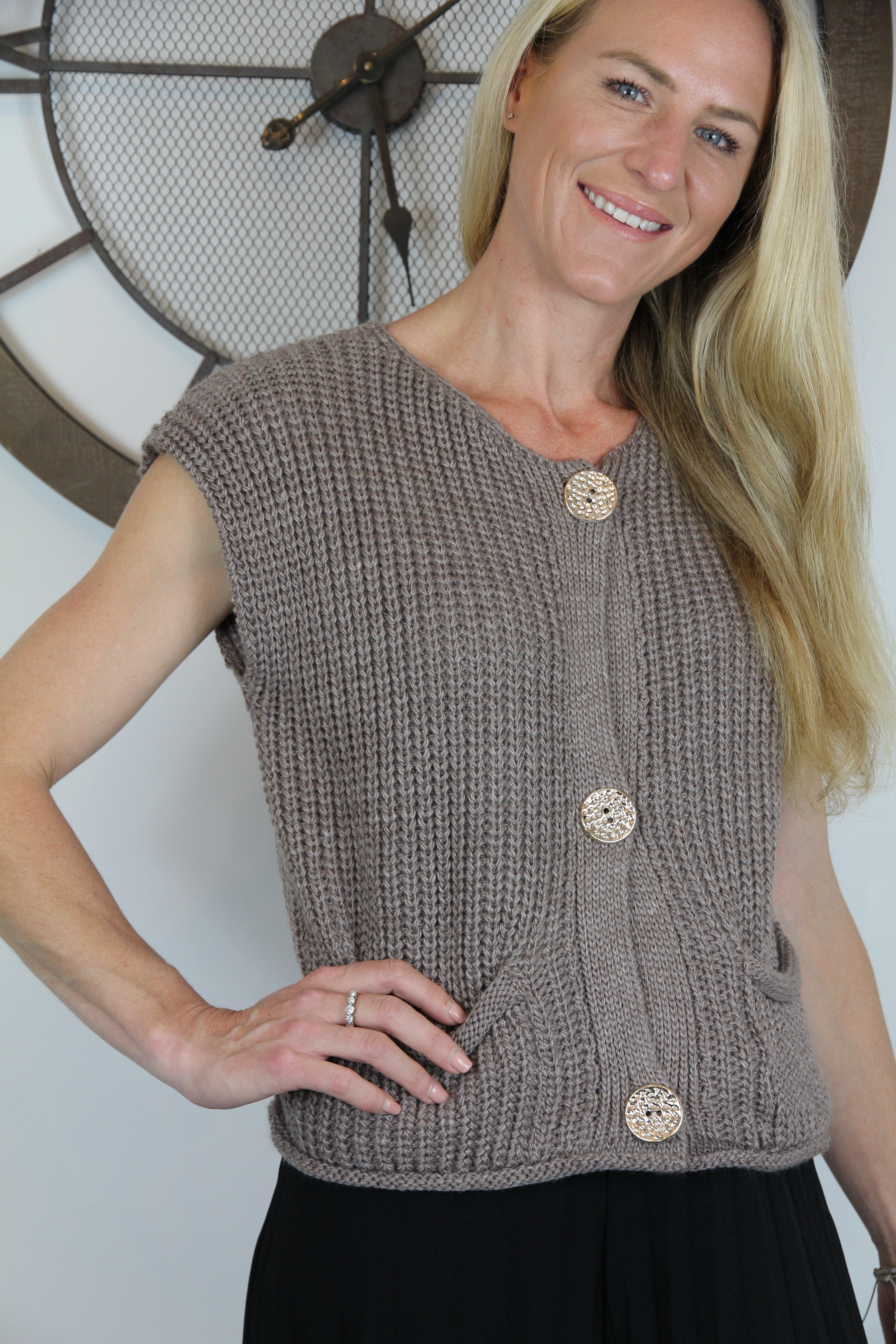 Short knitted vest with pockets